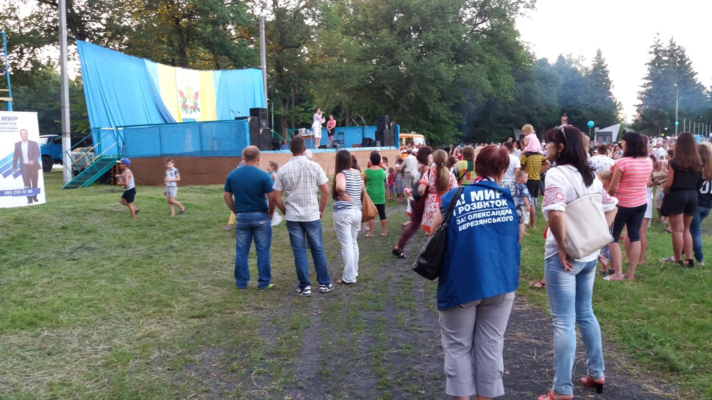 27 06 Poltavschina kandydat vlashtuvav agitacijnyj zahid pid chas svyatkovogo concertu organizovanogo miscevoiu vladoiuphoto5