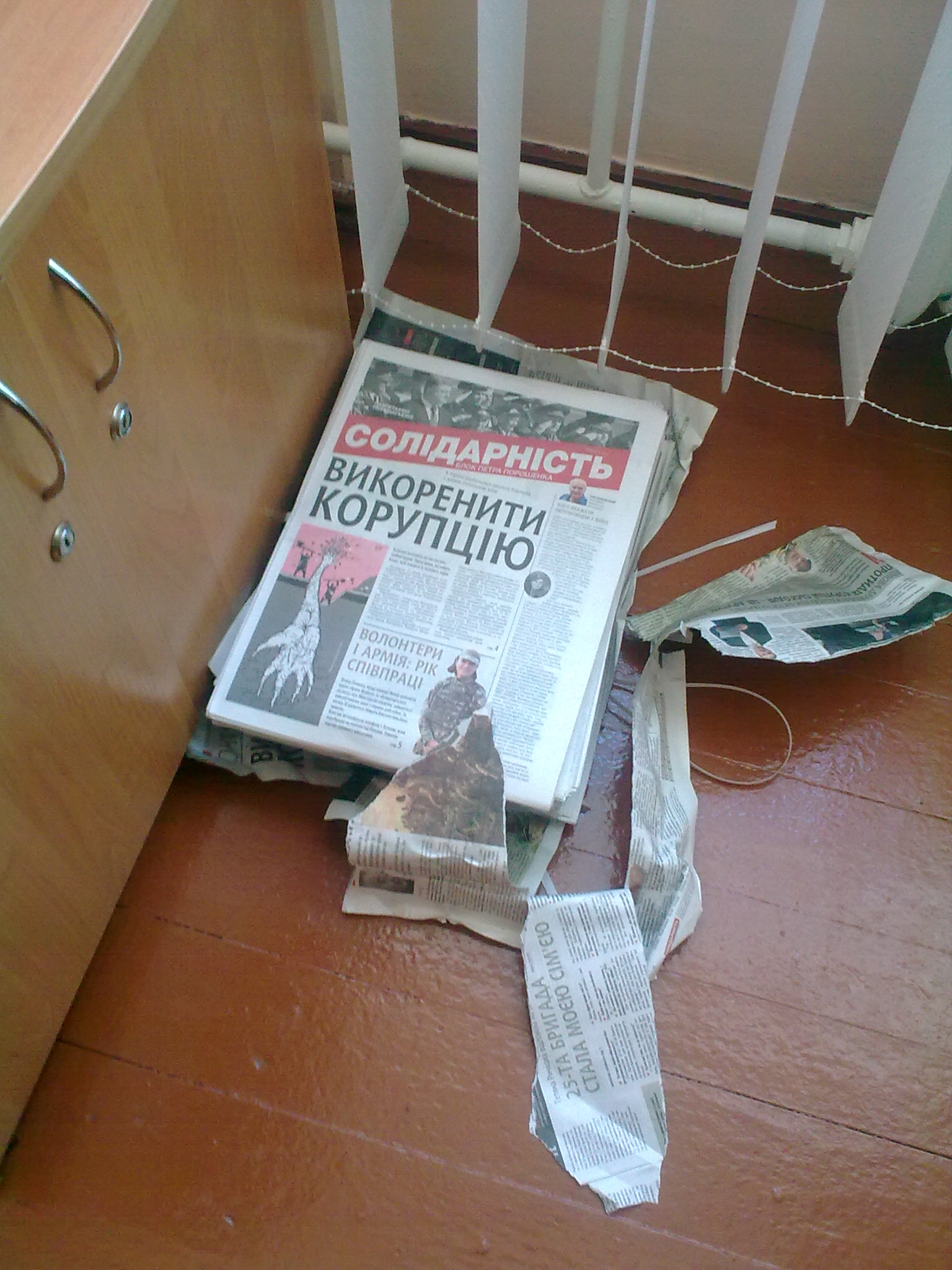 Gazety partii Solidarnist u kabineti dyrektora