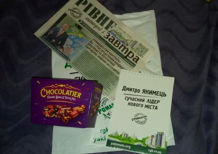 news 17.10 Rivne 1 U Rivnomu kandydata v deputaty rozdavali vybortsyam tsukerky